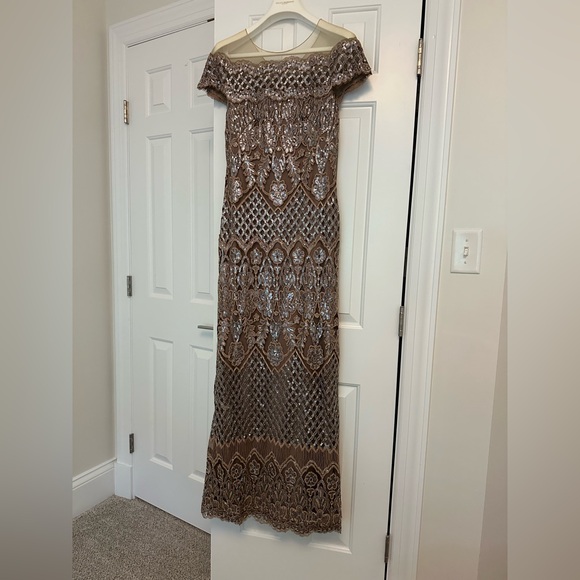 Tadashi Shoji Evening gown - Picture 2 of 4